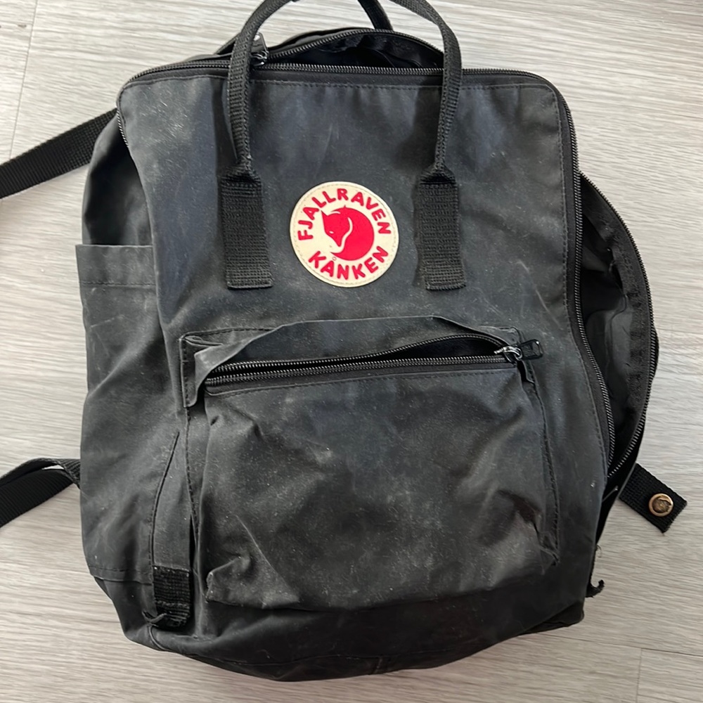 Selling this bag ! It’s used but I can definitely clean it to make sure